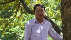 លោក ម៉េង សុខុម អាយុ​៥៧​ឆ្នាំ ជា​អ្នក​ដាំ​ទុរេន​ម្នាក់ ​ក្នុងភូមិ​បែក​អន្លូង ឃុំ​អារក្ស​ត្នោត ​ស្រុក​ស្ទឹង​ត្រង់ ខេត្ត​កំពង់​ចាម កាលពីថ្ងៃ​ទី​២៤ ខែ​កក្កដា​ ឆ្នាំ​២០២០។​ (ស៊ុន ណារិន​/វីអូអេ)