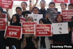 Mahasiswa membawa poster dukungan untuk KPK dalam aksi pada 15 September di kampus UGM. (Foto: Humas)
