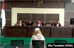 Terdakwa penganiayaan anak, Bahar Smith, menjalani sidang di Gedung Arsip dan Perpustakaan Kota Bandung, Kamis, 21 Maret 2019. (Foto:Rio Tuasikal/VOA)