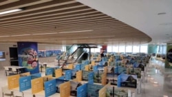 福建一家体育用品公司的员工食堂，用餐区用隔板隔开，避免员工用餐传染呼吸道疾病