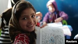 یک متعلم مکتب متوسطه عینو می گوید که به مکتب شان بخاری ها آورده شده است ولی مواد سوختی آن وجود ندارد.