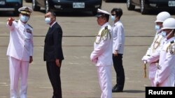 台湾国防部长邱国正在高雄视察海军（路透社2021年4月13日）