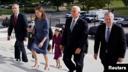 被特朗普总统提名为美国最高法院大法官的巴雷特在副总统彭斯等人的陪同下走访国会山。(2020年9月29日)