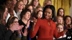 ស្ត្រី​ទីមួយ​អាមេរិក Michelle Obama ថ្លែង​សុន្ទរកថា​ជា​លើក​ចុង​ក្រោយ​ក្នុង​នាំ​ជា​ស្រ្តី​ទីមួយ​អាមេរិក នៅ​សេតវិមាន ក្នុង​រដ្ឋធានី​វ៉ាស៊ីនតោន​ កាល​ពី​ថ្ងៃទី​៦ ខែមករា។