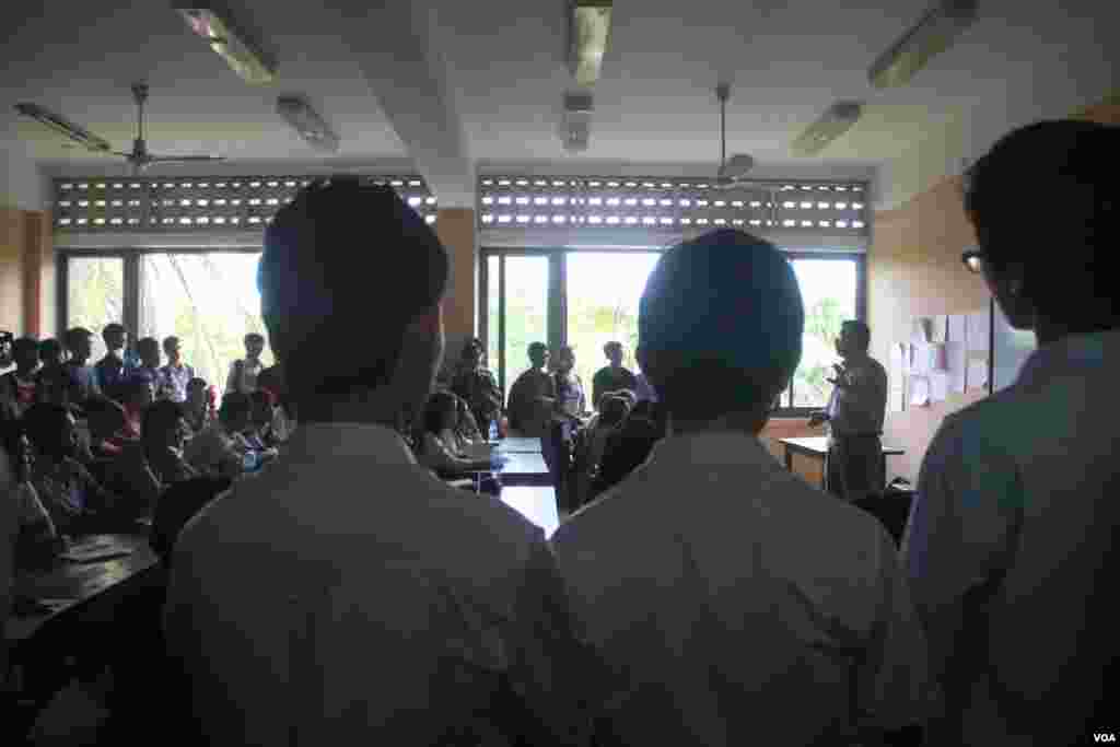 អ្នក​ចូល​រួម​ស្តាប់​លោក​ លី​ ហាវ​​ វាយគ្មិន​និយាយ​អំពី​ជំនាញ​វិស្វកម្ម​សំណង់​ស៊ីវិល​ នៅ​ក្នុង​ពិធី​ពិព័រណ៍​ជំនាញ​សិក្សា​និង​ការងារ​ នៅ​វិទ្យាស្ថាន​បចេ្ចកវិទ្យា​កម្ពុជា ថ្ងៃ​ទី​៣ ខែ​ឧសភា​ ឆ្នាំ​២០១៥។