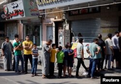 صف طولانی در مقابل یک نانوایی در خان یونس در جنوب نوار غزه - ۲۲ مهر ۱۴۰۲