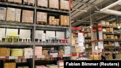 Un employé entre dans le premier magasin IKEA du centre ville de Hambourg, en Allemagne, le 25 juin 2014. (Photo REUTERS/Fabian Bimmer) 