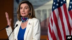 ប្រធាន​រដ្ឋសភា​សហរដ្ឋ​អាមេរិក​អ្នកស្រី Nancy Pelosi ថ្លែង ក្នុង សន្និសីទ សារព័ត៌មាន ប្រចាំ សប្តាហ៍ កាលពី​ថ្ងៃទី១ ខែតុលា ឆ្នាំ២០២០ នៅ​វិមានសភា​កាពីតូល​ក្នុង​រដ្ឋធានី​វ៉ាស៊ីនតោន។