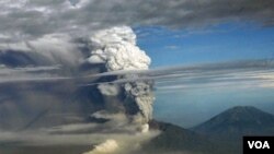 Foto Gunung Merapi saat menyemburkan awan panas setinggi 10 kilometer, yang diambil dari pesawat terbang dalam penerbangan Denpasar menuju Yogyakarta, 4 November 2010.