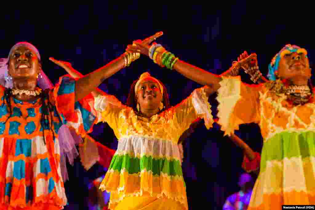 Le salue de fin de KanKouran West African Danse Company, à Washington D.C., le 4 juin 2017. (VOA/Nastasia Peteuil)