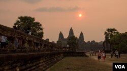 រូបឯកសារ៖ ថ្ងៃ​រះ​ពី​លើ​ប្រាសាទ​អង្គរវត្ត ដែល​ជា​ប្រាសាទ​​បុរាណ​ដ៏​ល្បីល្បាញ​មួយ​របស់​កម្ពុជា​​។ ថតនៅ​​​ថ្ងៃ​សៅរ៍​ទី​២១ ខែ​មីនា ឆ្នាំ​២០១៥។ ​(នៅ ពៅលក្ខិណា/VOA)