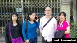 网友“秀才江湖”吴斌与张六毛家人在第三看守所外面（微博、推特网络图片）