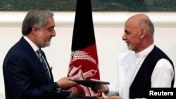 Sabon shugaban Afghanistan Ashraf Ghani a hannun dama da abokin hammayarsa Abdullah Abdullah a hannun haggu