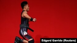 Atlet nasional angkat besi Rahmat Abdullah di Olimpiade Tokyo 2020. (Foto: REUTERS/Edgard Garrido)