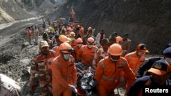 Tim penyelamat mengangkut korban tewas, umumnya pekerja konstruksi, di Uttarakhand, India, Selasa (9/2).