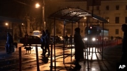 6일 우크라이나 수도 크이우 시민들이 러시아의 공습에 따른 정전으로 어두운 시내를 걷고 있다.