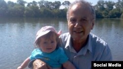 کمال فروغی در کنار نوه‌اش. از او به عنوان مسن‌ترین زندانی متهم به جاسوسی در ایران نام می‌برند