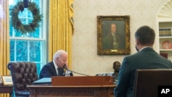 جو بایدن،‌ رییس جمهور امریکا،‌ حین صحبت تلیفونی با ولادیمیر زیلینسکی، رییس جمهور اوکراین