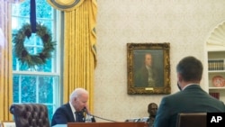 조 바이든(왼쪽) 미국 대통령이 지난달 백악관 집무실에서 볼로디미르 젤렌스키 우크라이나 대통령과 통화하고 있다. (자료사진) 