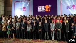 Menlu RI Retno LP Marsudi berfoto bersama 60 diplomat perempuan dalam acara "Regional Training on Women, Peace and Security", di Jakarta, Senin (8/4) (Foto: VOA/Ghita).