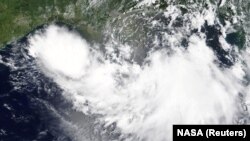 Badai tropis Barry yang mendekati pantai Louisiana, 11 Juli 2019. (Foto: NASA via Reuters)