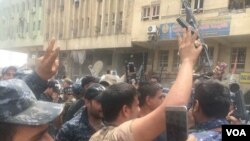 Les troupes irakiennes célèbrent dans l’ancienne ville de Mossoul, Irak, 8 juillet 2017. (K. Omer/VOA Kurdish)