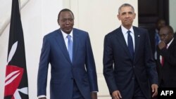 Les présidents Barack Obama et Uhuru Kenyatta arrivent au Parlement à Nairobi le 25 juillet 2015.