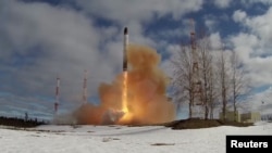 Sebuah rudal balistik antarbenua Sarmat diuji coba oleh militer Rusia di kosmodrom Plesetsk di wilayah Arkhangelsk, Rusia, pada 20 April 2022. (Foto: via Reuters)