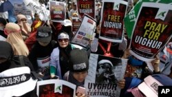 Uyg'urlar himoyasi uchun Xitoy elchixonasi oldida musulmonlar namoyish o'tkazmoqda, Jakarta, Indoneziya, 2018-yil, 21-dekabr