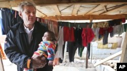 Penasehat khusus PBB, Jan Egeland menggendong seorang bayi Suriah di kamp pengungsi di lembah Bekaa, Lebanon (foto: dok).