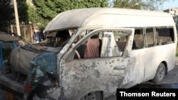 폭탄 테러의 피해를 입은 아프가니스탄 지역 방송 미니 버스.