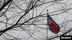 북한의 한 해외 공관에 인공기가 걸려있다. (자료사진)