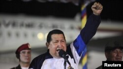 Presiden Venezuela Hugo Chavez berpidato di bandara Simon Bolivar di Caracas, Venezuela setibanya dari Kuba untuk pengobatan kanker (11/5).