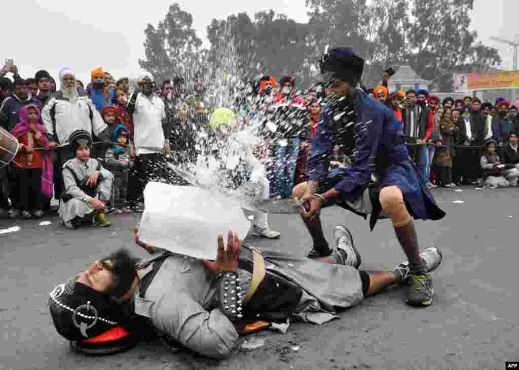 Seorang penganut Sikh melakukan Gatka - beladiri tradisional Sikh - pada prosesi keagamaan Nagar Kirtan di kota Jammu, India.