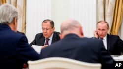 Amerika bosh diplomati Jon Kerri Kremlda Prezident Vladimir Putin, Tashqi ishlar vaziri Sergey Lavrov bilan muzokarada. 24-mart, 2016-yil.