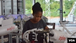 អ្នកច្នៃ​ផលិត​យានហោះ Josephine Fianu ពិនិត្យ​ឧបករណ៍ដ្រូន​ មុនពេល​បញ្ជូន​ឧបករណ៍ដ្រូន​ទៅ​មជ្ឈមណ្ឌល​ដ្រូន​ Omenako ក្នុង​ប្រទេស​ហ្គាណា។