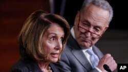 Dua tokoh fraksi Demokrat yaitu pemimpin minoritas Senat Charles Schummer (kanan) dan pemimpin minoritas DPR Nancy Pelosi (foto: dok). 