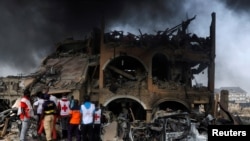 ARCHIVES - Des ambulanciers travaillent sur le site d'un bâtiment endommagé par l'explosion d'un pipeline à Abule-Ado, à Lagos, au Nigeria, le 15 mars 2020.