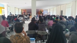 Ruangan Aula IAIN yang dipadati para peserta mengikuti International Geology Seminar di aula IAIN Palu. (27/11) Foto: VOA/Yoanes Litha