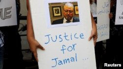 Indonezijski novinar drži plakat za natpisom Pravda za Jamala, Jakarta, 19. oktobar 2018.