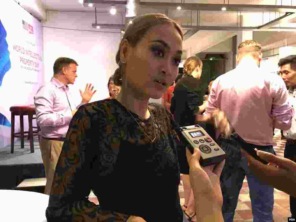 &nbsp;កញ្ញា Nikki Nikki និយាយ​ជាមួយ​អ្នកសារព័ត៌មាន​នៅក្នុងកិច្ចពិភាក្សាស្តីពីកម្មសិទ្ធិបញ្ញា និងឧស្សាហកម្មតន្រ្តីកម្ពុជាដែលប្រព្រឹត្តនៅមជ្ឈមណ្ឌលបុប្ផាណា ដើម្បីអបអរទិវាកម្មសិទ្ធិបញ្ញាពិភពលោក កាលពីថ្ងៃទី១០ ខែ ឧសភា ឆ្នាំ ២០១៨ រាជធានីភ្នំពេញ ប្រទេសកម្ពុជា។(ទុំ ម្លិះ/VOA)