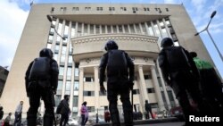 Pasukan keamanan Mesir berjaga di luar pengadilan selama persidangan pengacara hak asasi manusia dan calon mantan presiden, Khaled Ali di Kairo, Mesir, 3 Januari 2018. (Foto: Reuters/Mohamed Abd El Ghany)