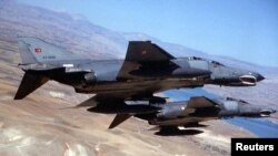 Dua pesawat militer Turki jenis F-4, sejenis dengan pesawat Turki yang ditembak oleh Suriah dan menewaskan 2 pilotnya (foto: dok).