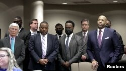 Petorica bivših policajaca iz Memfisa, optuženih zbog fatalnog prebijanja Tajrija Nikolsa, izjasnili su se o krivici pred sudom okruga Šelbi u Memfisu, 17. februara 2023. 