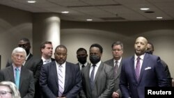 Lima mantan petugas polisi Memphis yang didakwa melakukan pemukulan fatal terhadap Tire Nichols, dalam sidang dakwaan di gedung pengadilan Shelby County di Memphis, Tennessee, AS, 17 Februari 2023. (REUTERS/Karen Pulfer Focht)