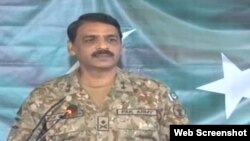 پاکستانی فوج کے ترجمان میجرجنرل آصف غفور راولپنڈی میں پریس کانفرنس گفتگو کر رہے ہیں۔ 22 فروری 2019