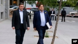 Wakil presiden Catalonia, Oriol Junqueras (kanan) tiba di pengadilan nasional di Madrid, Spanyol, Kamis, November. 2, 2017. Beberapa dari 14 anggota kabinet Catalan terguling diperkirakan akan hadir di Madrid pada hari Kamis (2/11) untuk memenuhi panggilan pengadilan terkait penyelidikan upaya pemberontakan yang memicu deklarasi kemerdekaan Catalonia dari Spanyol. (AP Photo / Paul White)