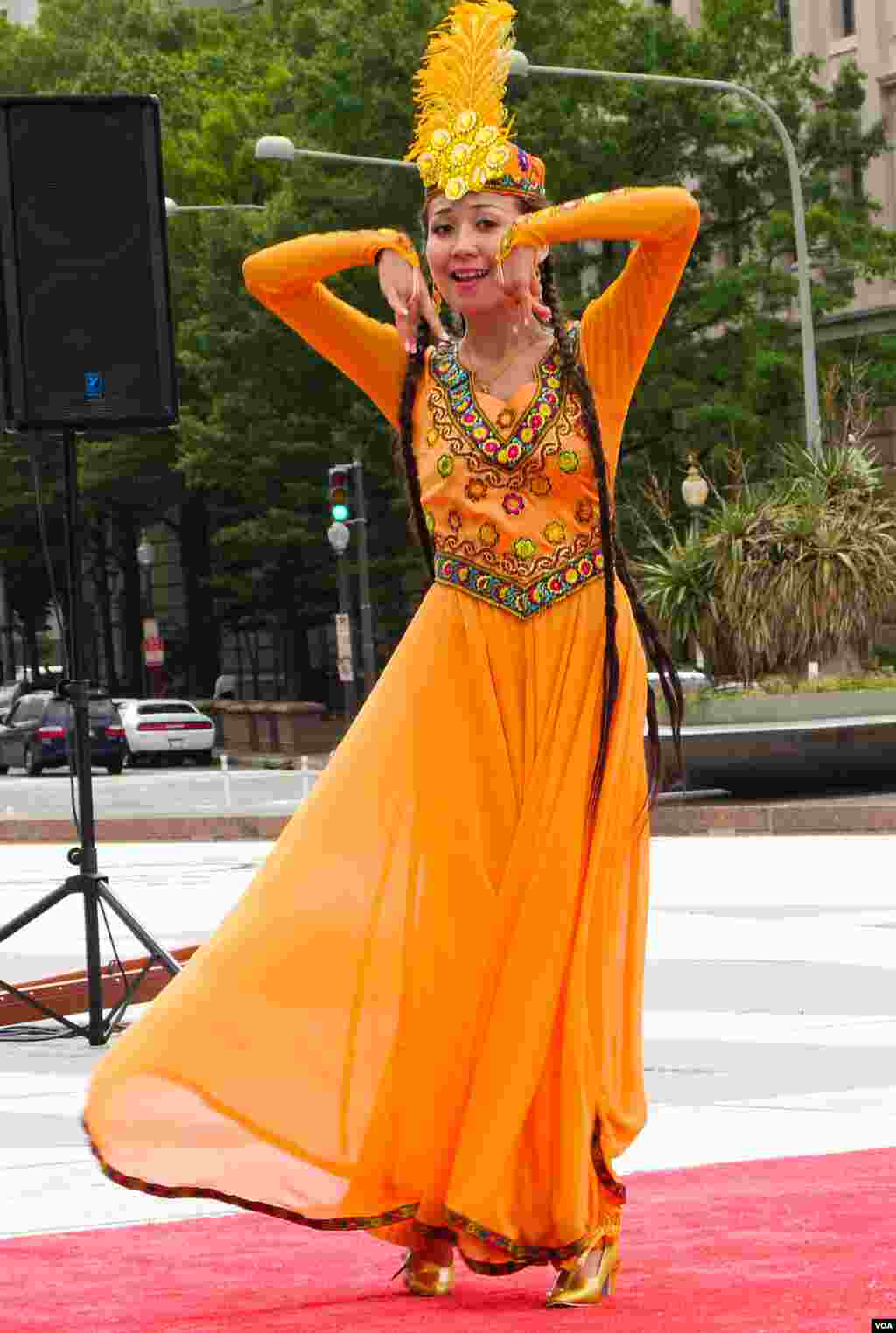 Vashingtonda Uyg&#39;ur madaniy festivali. Tadbirdan so&#39;ng jamoa Xitoy elchixonasi qarshisida norozilik namoyishi o&#39;tkazdi, Vashington, 3-avgust, 2014-yil. Odil Ruzaliev surati