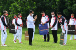 Presiden Jokowi secara simbolis memberikan bonus kepada para atlet yang berlaga di Olimpiade Tokyo 2020, di Istana Kepresidenan Bogor, Jumat (13/8). (Foto: Courtesy/Biro Setpres)