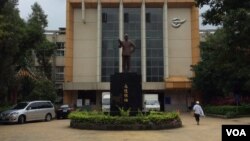 台北内湖一所中学内的蒋介石站像 （申华 拍摄）